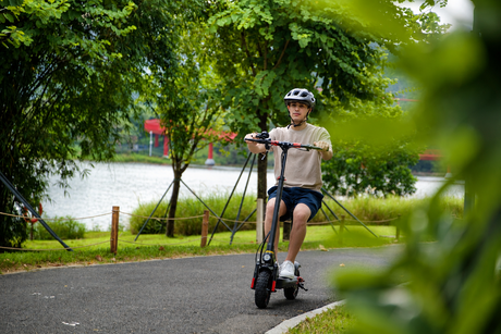 All-Terrain Electric Scooter vs. Standard Commuter Scooter: What Makes the AONIU M4 Different?
